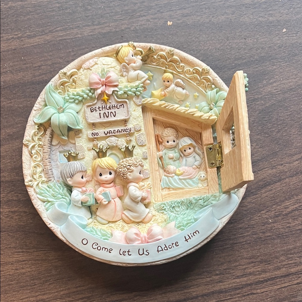 Nativity Scene Decorative Plate - Picture 2 of 4